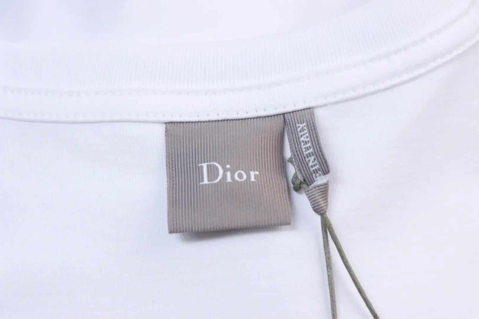 Kurzarm-T-Shirt mit Lederetikett in der Tasche – Bild 8