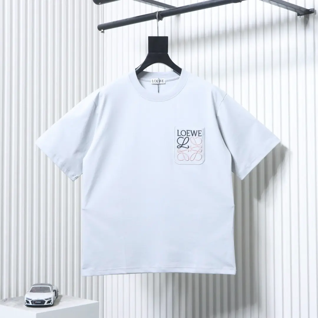 Kurzarm-T-Shirt mit Logo-Tasche und farblich abgesetzter Stickerei – Bild 11