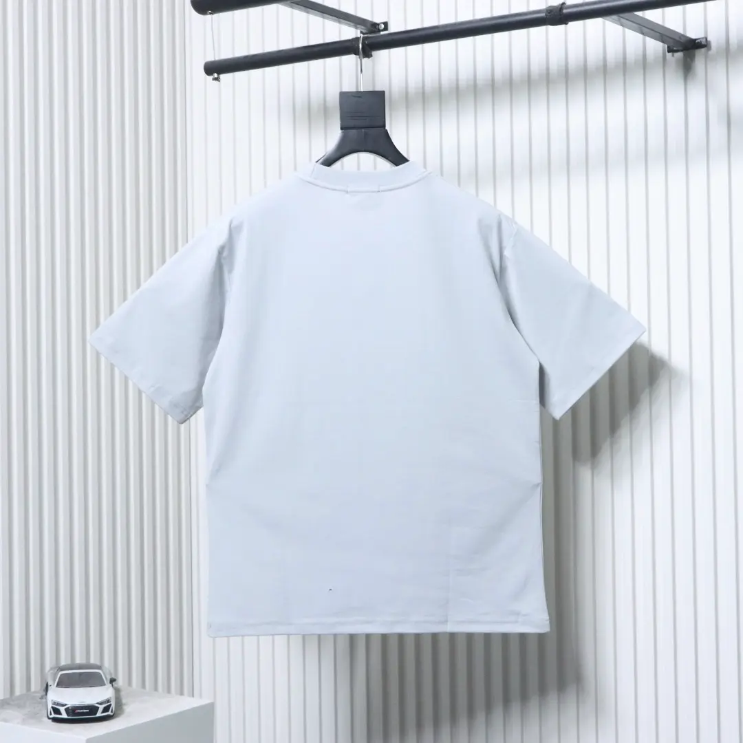 Kurzarm-T-Shirt mit Logo-Tasche und farblich abgesetzter Stickerei – Bild 12