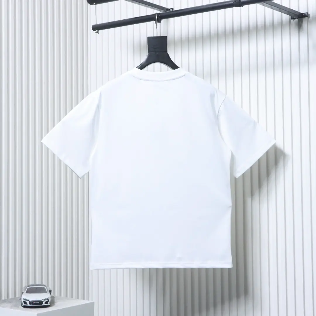 Kurzarm-T-Shirt mit Logo-Tasche und farblich abgesetzter Stickerei – Bild 2