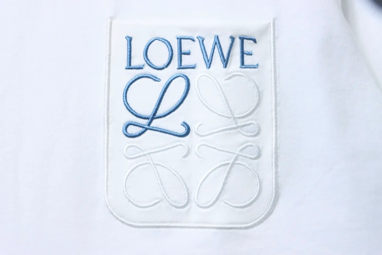 Kurzarm-T-Shirt mit Logo-Tasche und farblich abgesetzter Stickerei – Bild 6