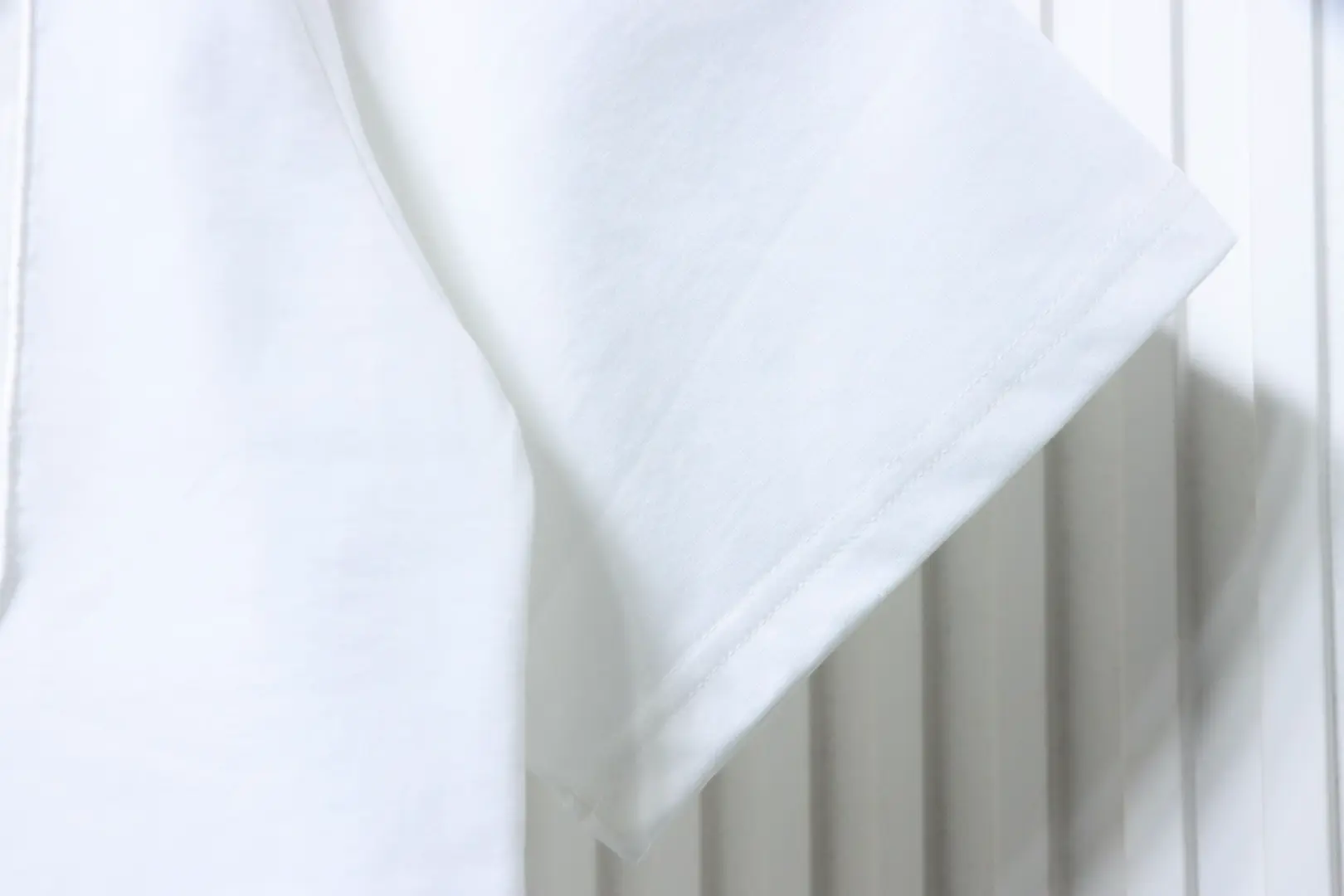 Kurzarm-T-Shirt mit Logo-Tasche und farblich abgesetzter Stickerei – Bild 5