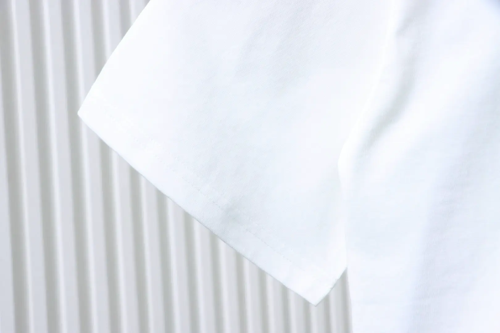 Kurzarm-T-Shirt mit Logo-Tasche und farblich abgesetzter Stickerei – Bild 7