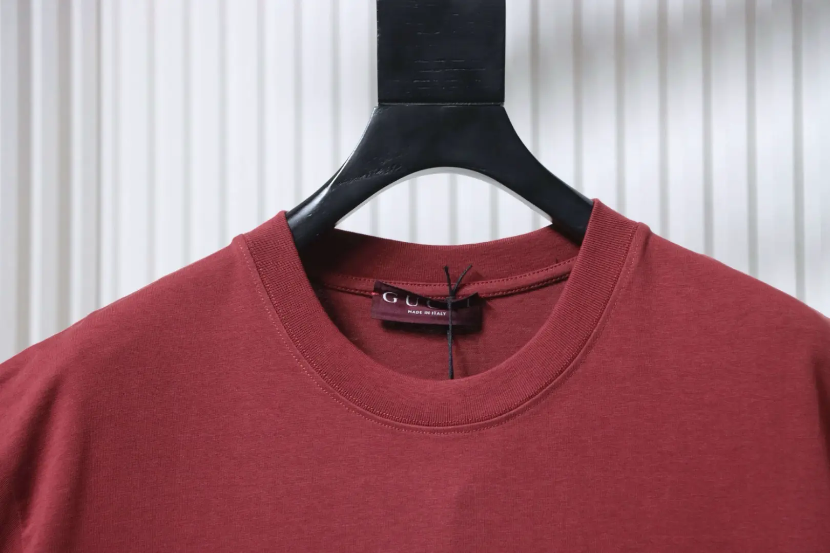 Kurzarm-T-Shirt mit Pferdegebiss-Schnalle – Bild 3