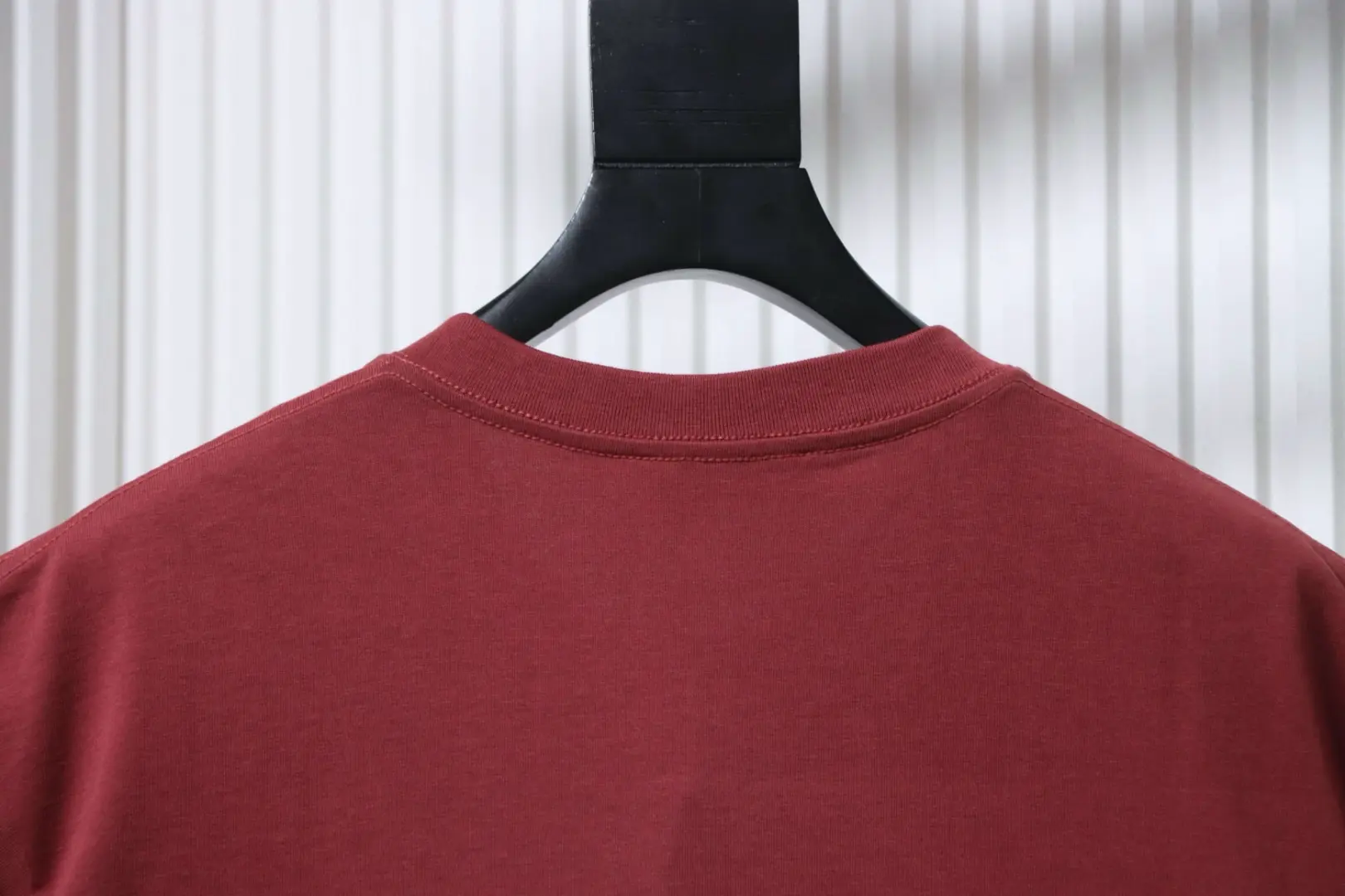 Kurzarm-T-Shirt mit Pferdegebiss-Schnalle – Bild 4