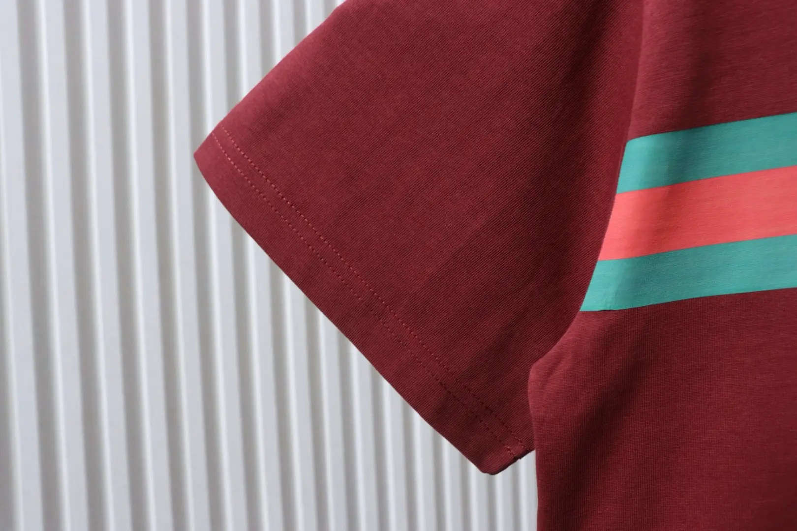 Kurzarm-T-Shirt mit Pferdegebiss-Schnalle – Bild 7