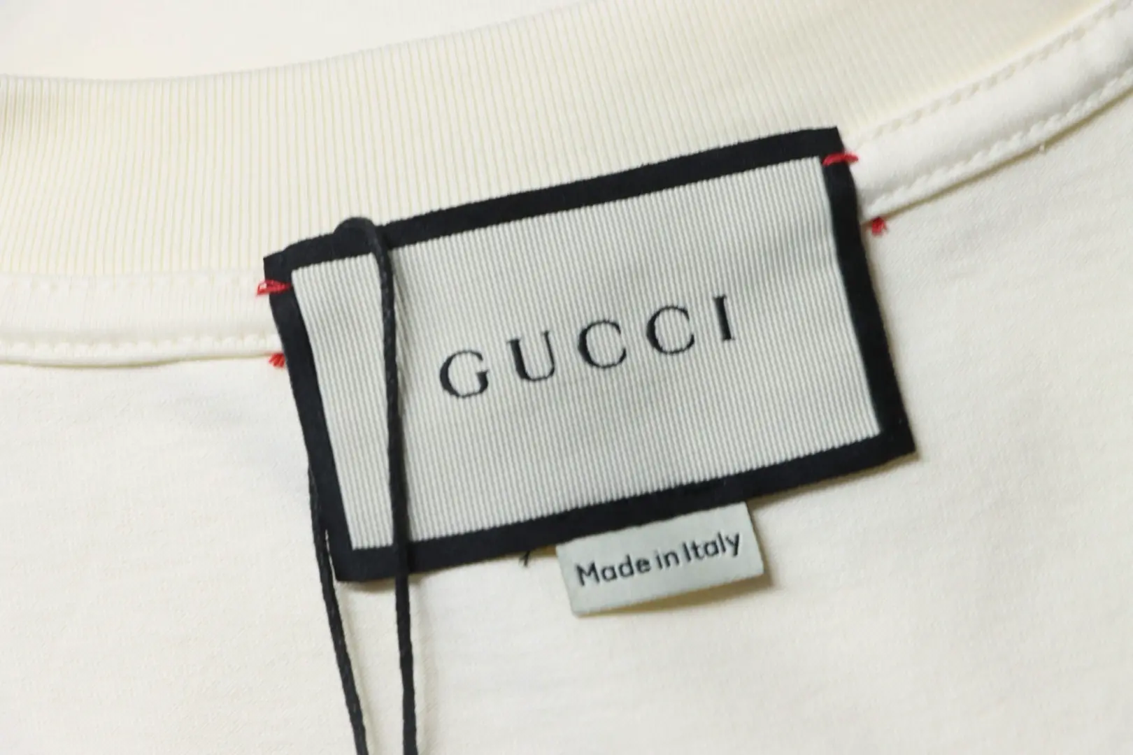 Kurzarm-T-Shirt mit Schaumstoffdruck und ineinandergreifendem Doppel-G-Logo – Bild 10