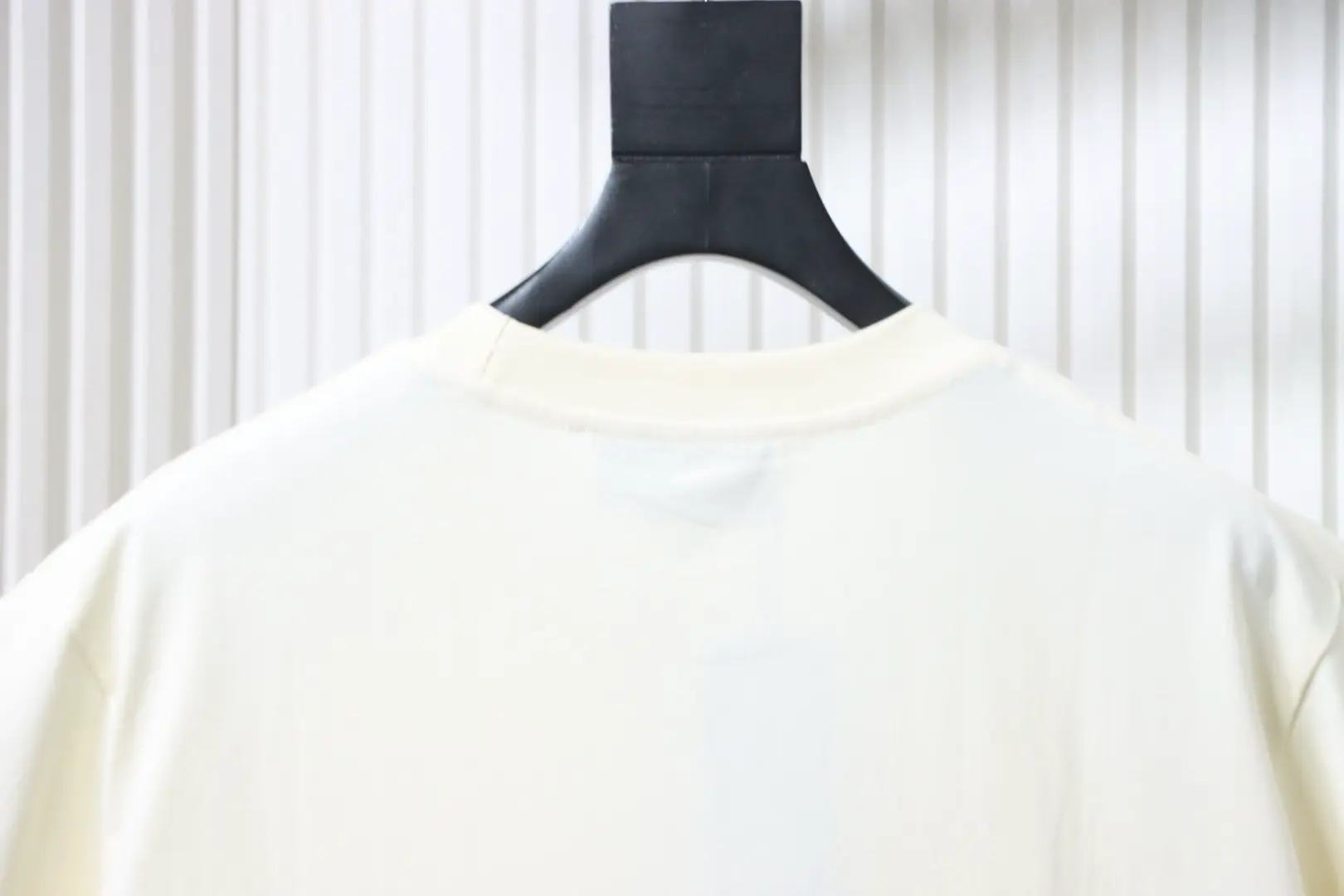 Kurzarm-T-Shirt mit Schaumstoffdruck und ineinandergreifendem Doppel-G-Logo – Bild 6