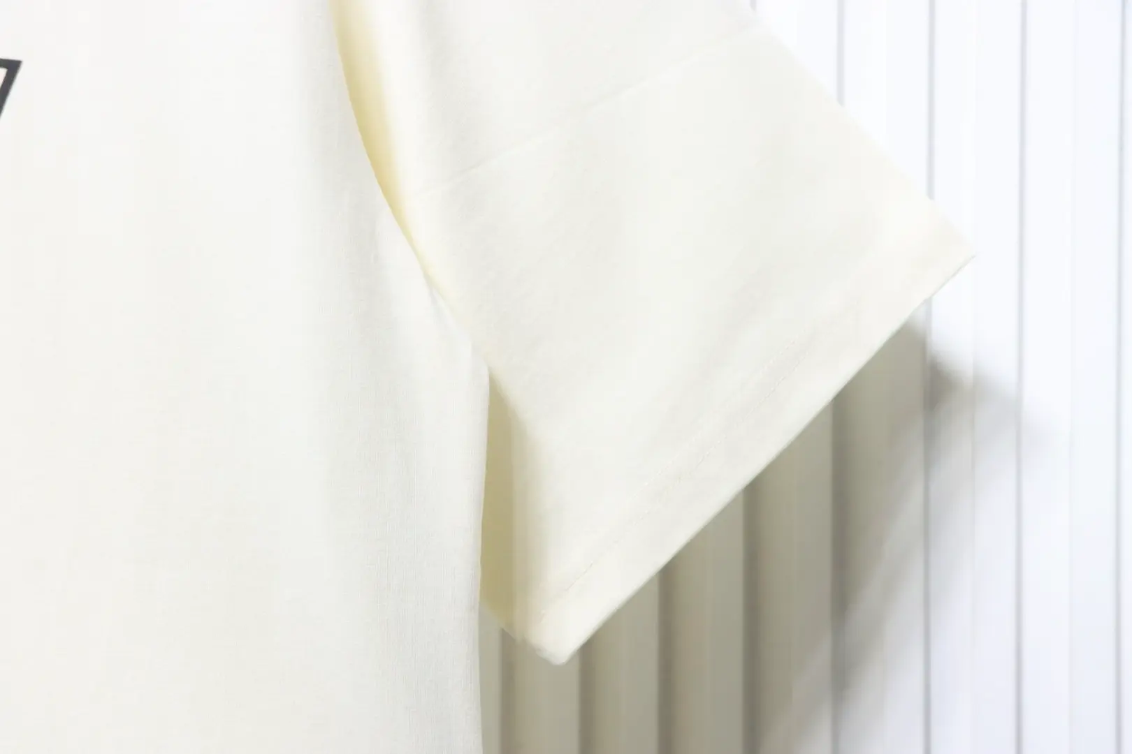 Kurzarm-T-Shirt mit Schaumstoffdruck und ineinandergreifendem Doppel-G-Logo – Bild 8