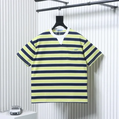 Kurzarm-T-Shirt mit Taschenetikett und Streifen