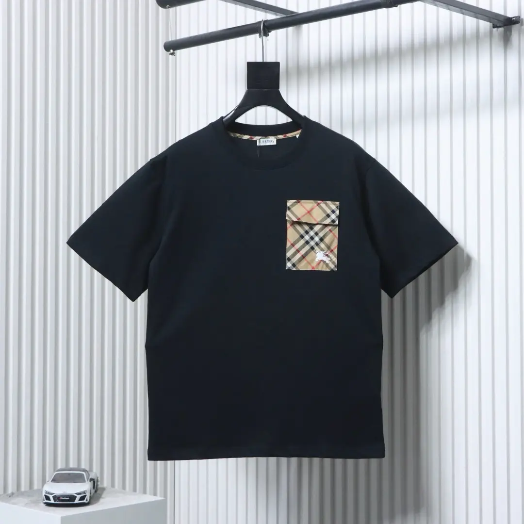 Kurzarm-T-Shirt mit aufgesetzter Klappe, karierter Tasche und besticktem Kriegspferd-Motiv – Bild 11