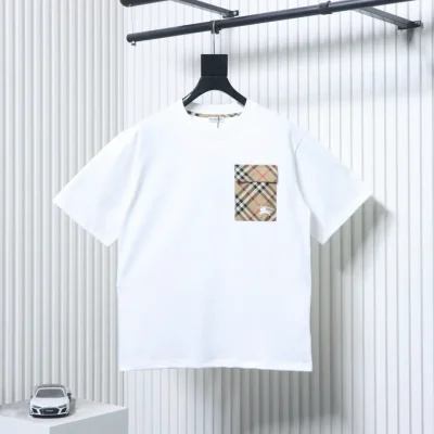 Kurzarm-T-Shirt mit aufgesetzter Klappe, karierter Tasche und besticktem Kriegspferd-Motiv