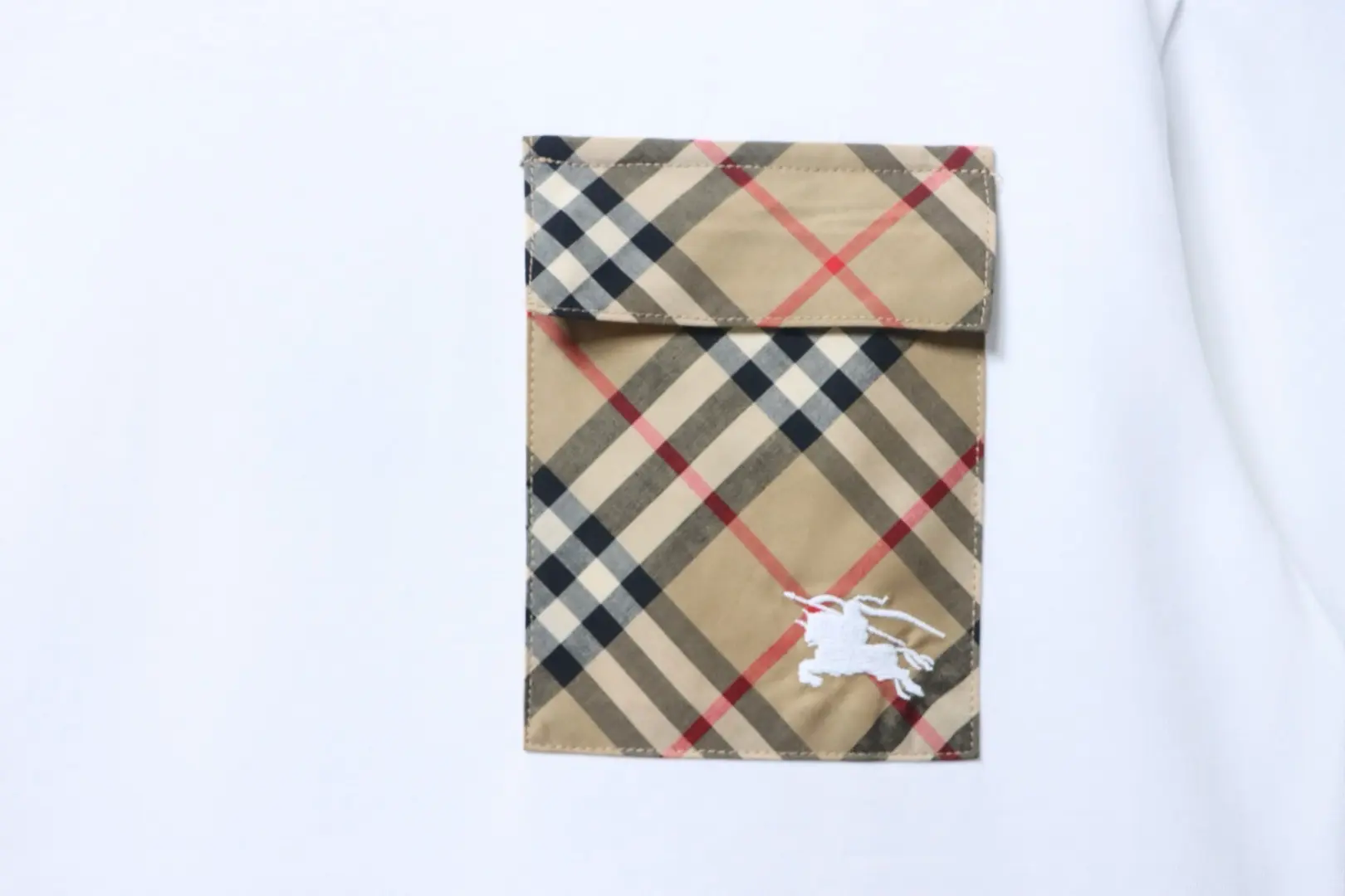 Kurzarm-T-Shirt mit aufgesetzter Klappe, karierter Tasche und besticktem Kriegspferd-Motiv – Bild 5