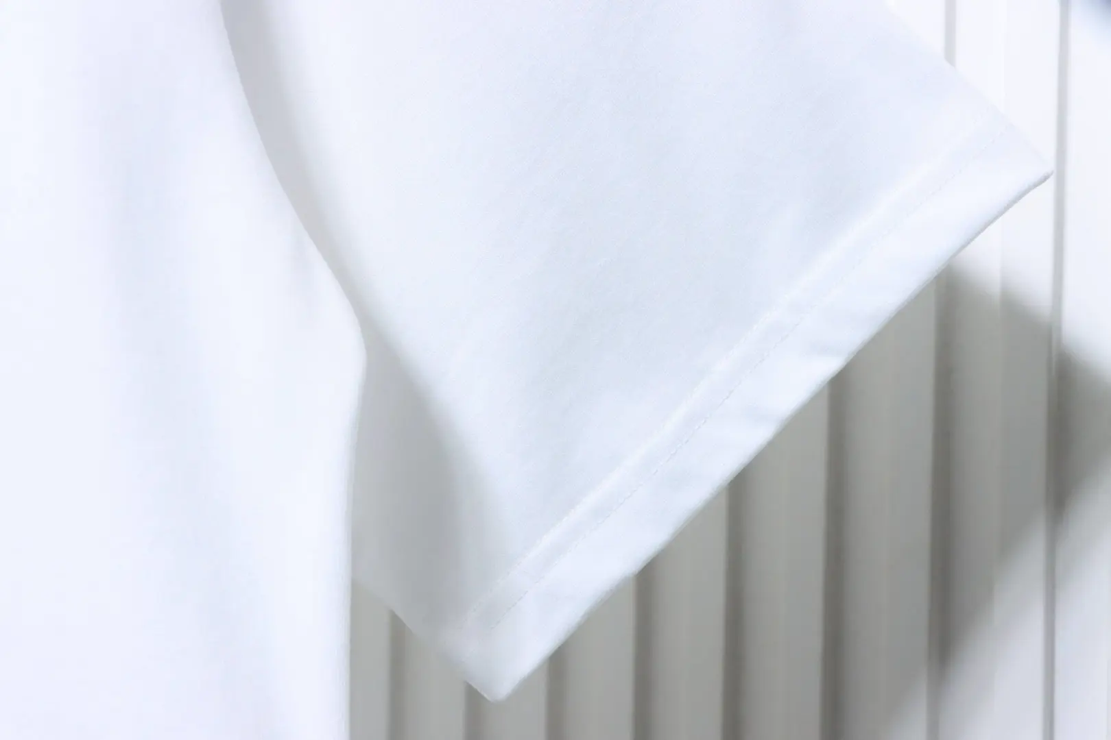 Kurzarm-T-Shirt mit aufgesetzter Klappe, karierter Tasche und besticktem Kriegspferd-Motiv – Bild 6