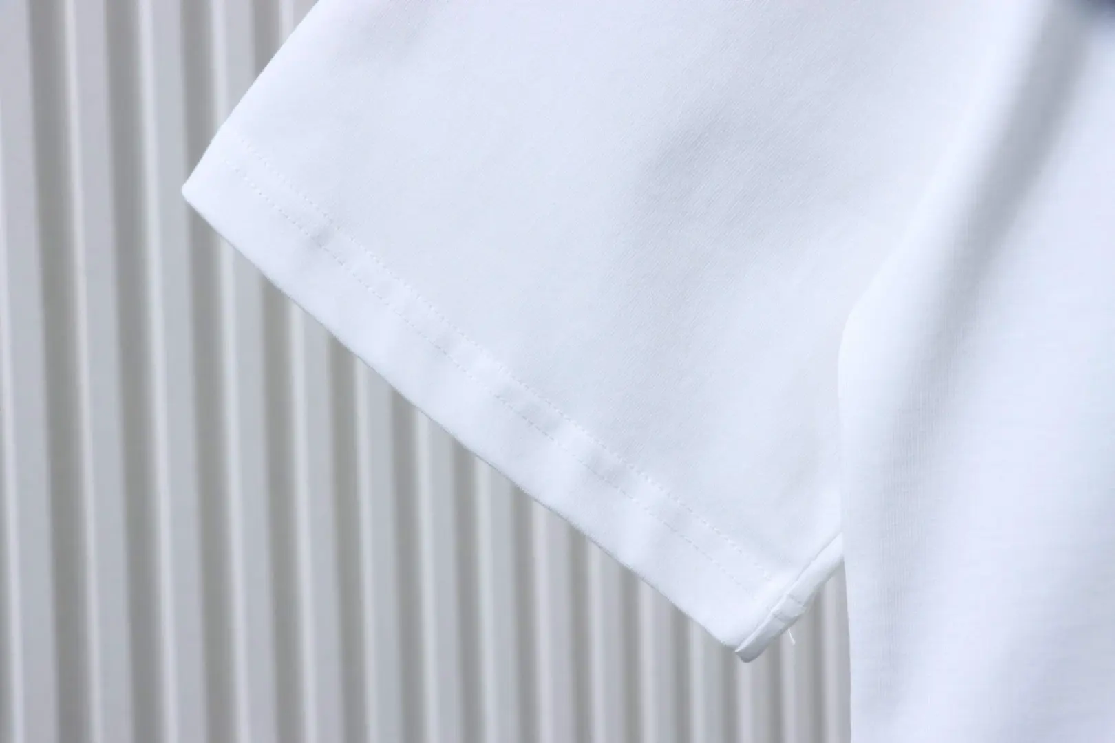 Kurzarm-T-Shirt mit aufgesetzter Klappe, karierter Tasche und besticktem Kriegspferd-Motiv – Bild 7