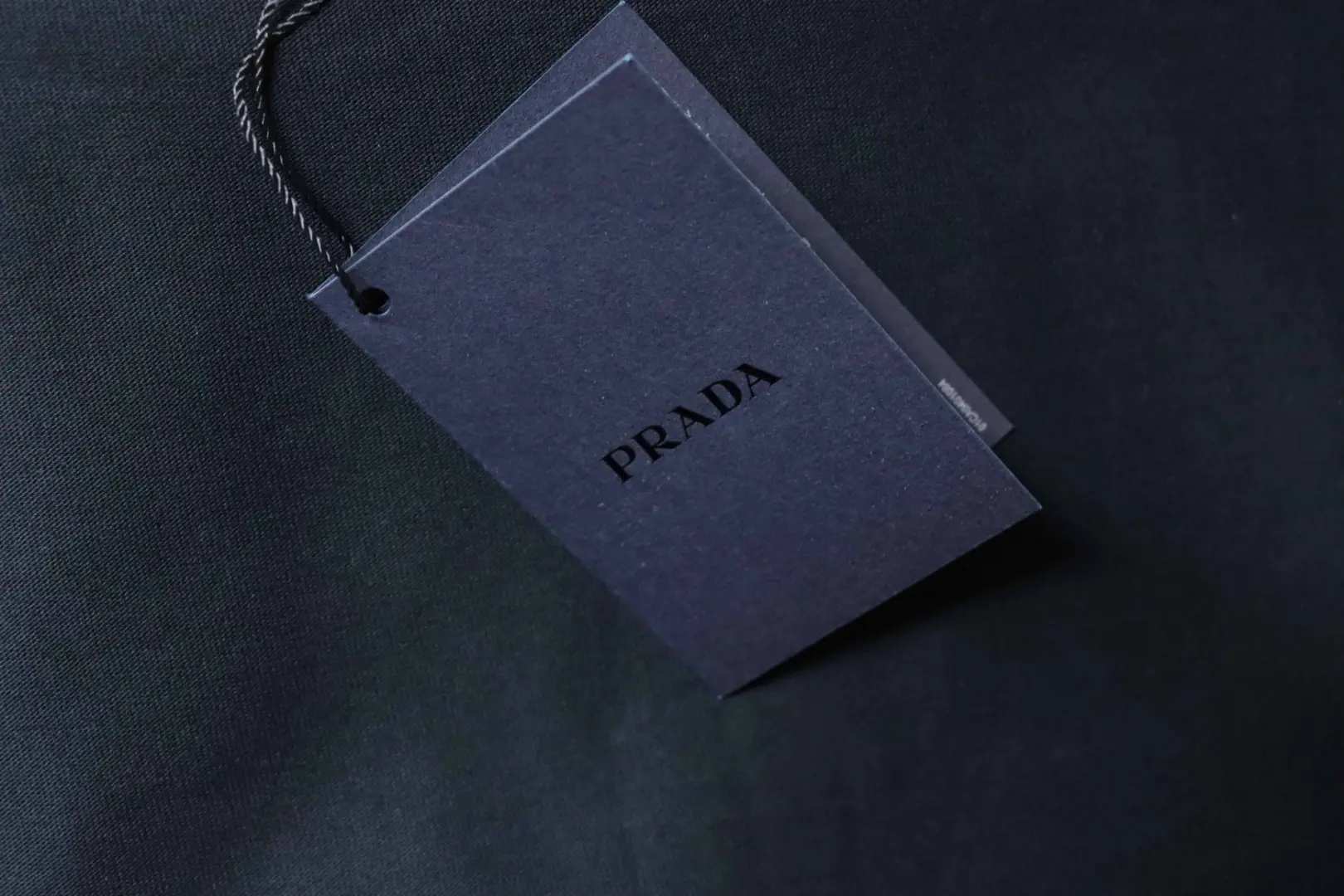 Kurzarm-T-Shirt mit dunklem Logo-Muster – Bild 12