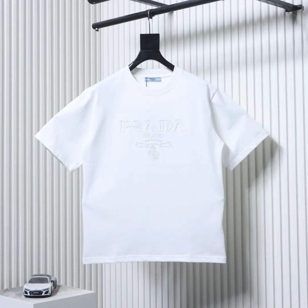 Kurzarm-T-Shirt mit dunklem Logo-Muster