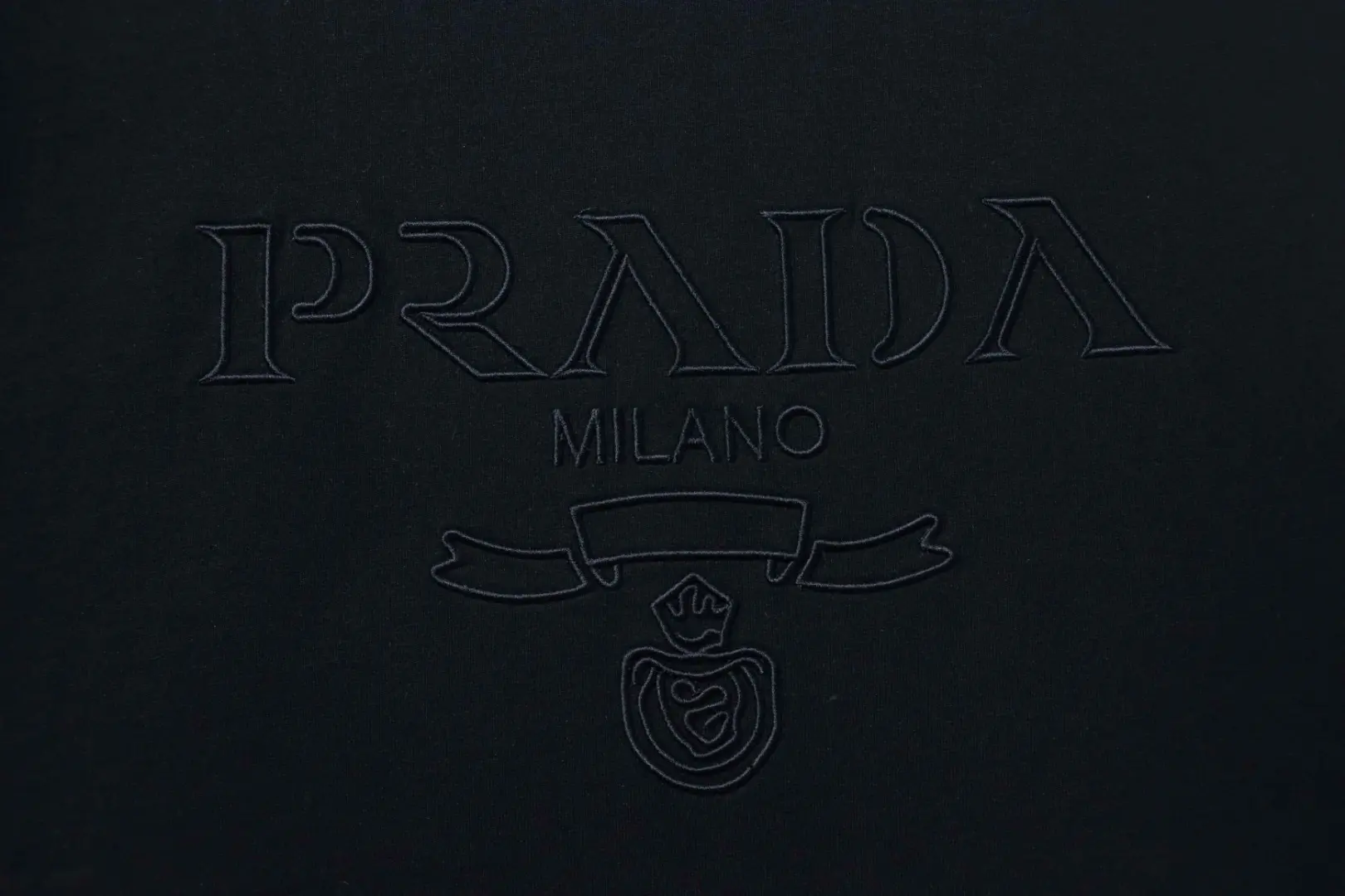 Kurzarm-T-Shirt mit dunklem Logo-Muster – Bild 10