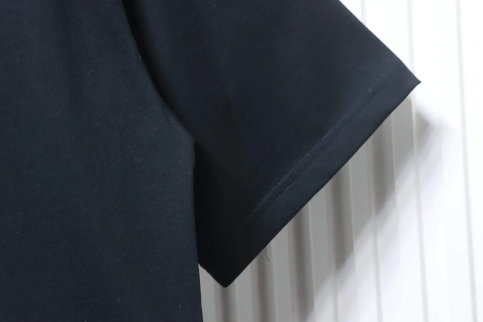 Kurzarm-T-Shirt mit dunklem Logo-Muster – Bild 8