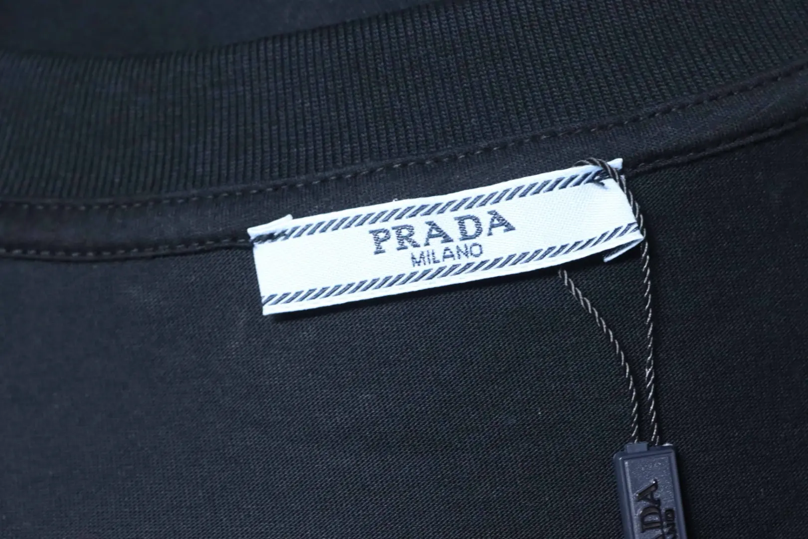 Kurzarm-T-Shirt mit dunklem Logo-Muster – Bild 9