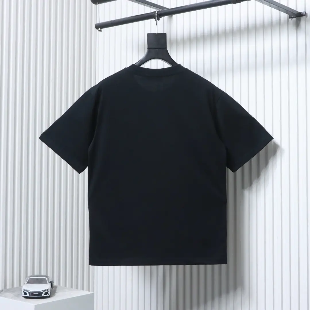 Kurzarm-T-Shirt mit dunklem Logo-Muster – Bild 4