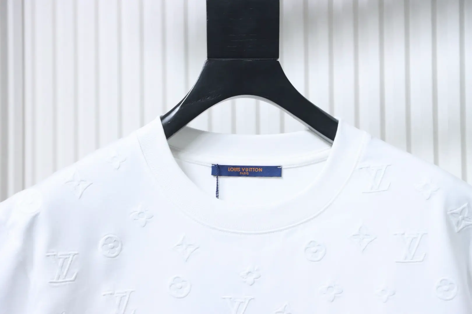 Kurzarm-T-Shirt mit dunklem Muster und gesticktem Monogramm-Logo – Bild 3