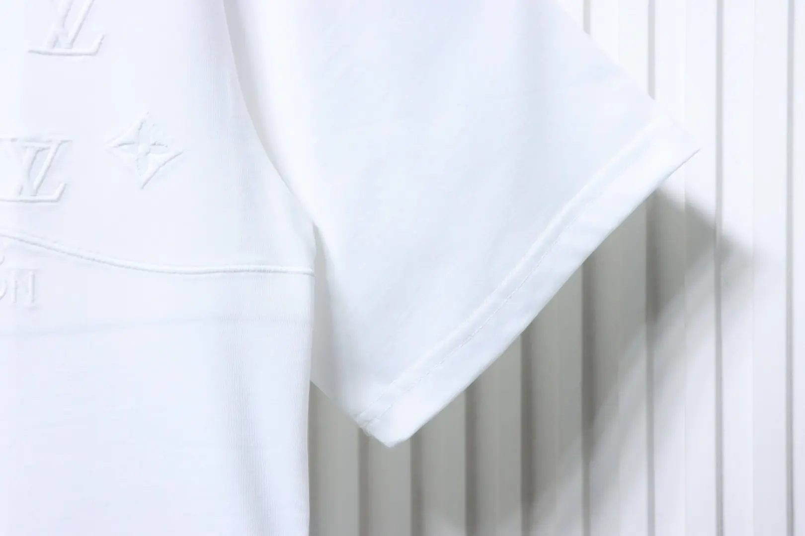 Kurzarm-T-Shirt mit dunklem Muster und gesticktem Monogramm-Logo – Bild 6