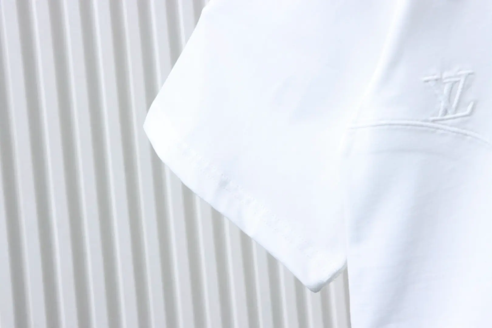 Kurzarm-T-Shirt mit dunklem Muster und gesticktem Monogramm-Logo – Bild 5