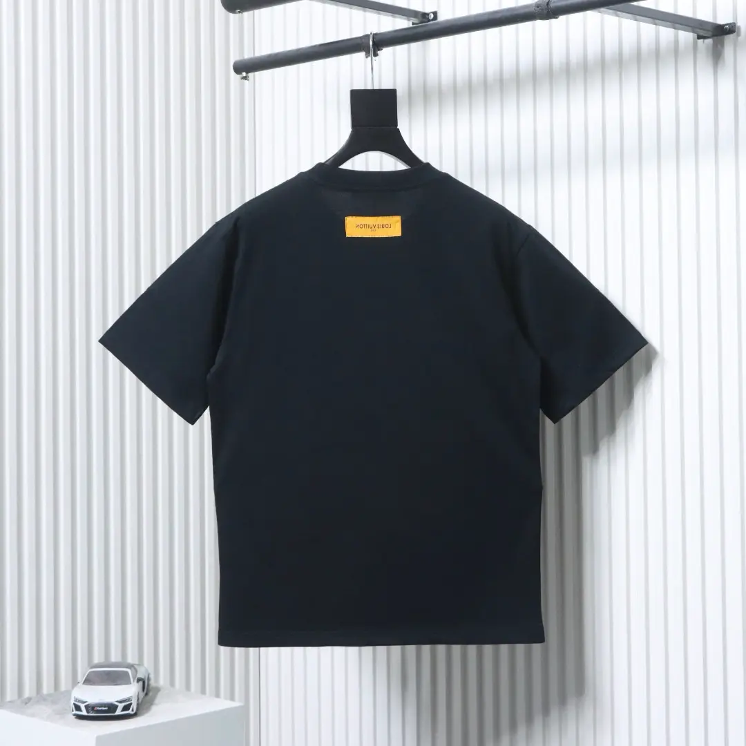 Kurzarm-T-Shirt mit dunklem Muster und gesticktem Monogramm-Logo – Bild 10