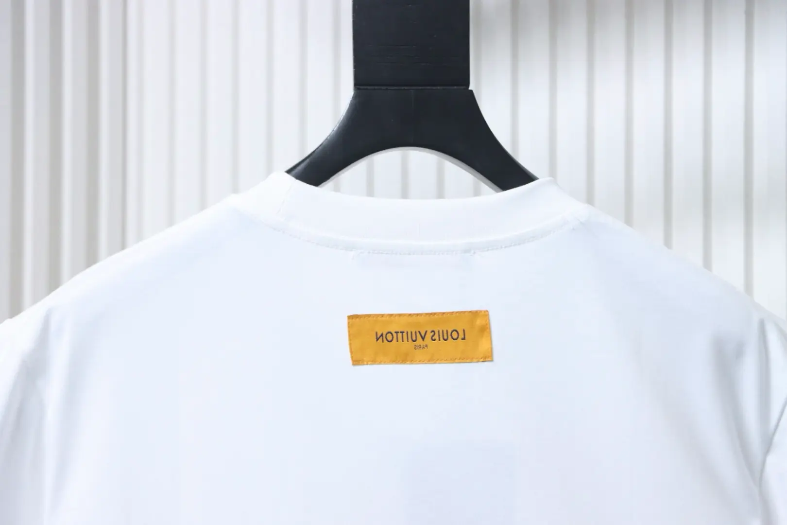 Kurzarm-T-Shirt mit dunklem Muster und gesticktem Monogramm-Logo – Bild 4