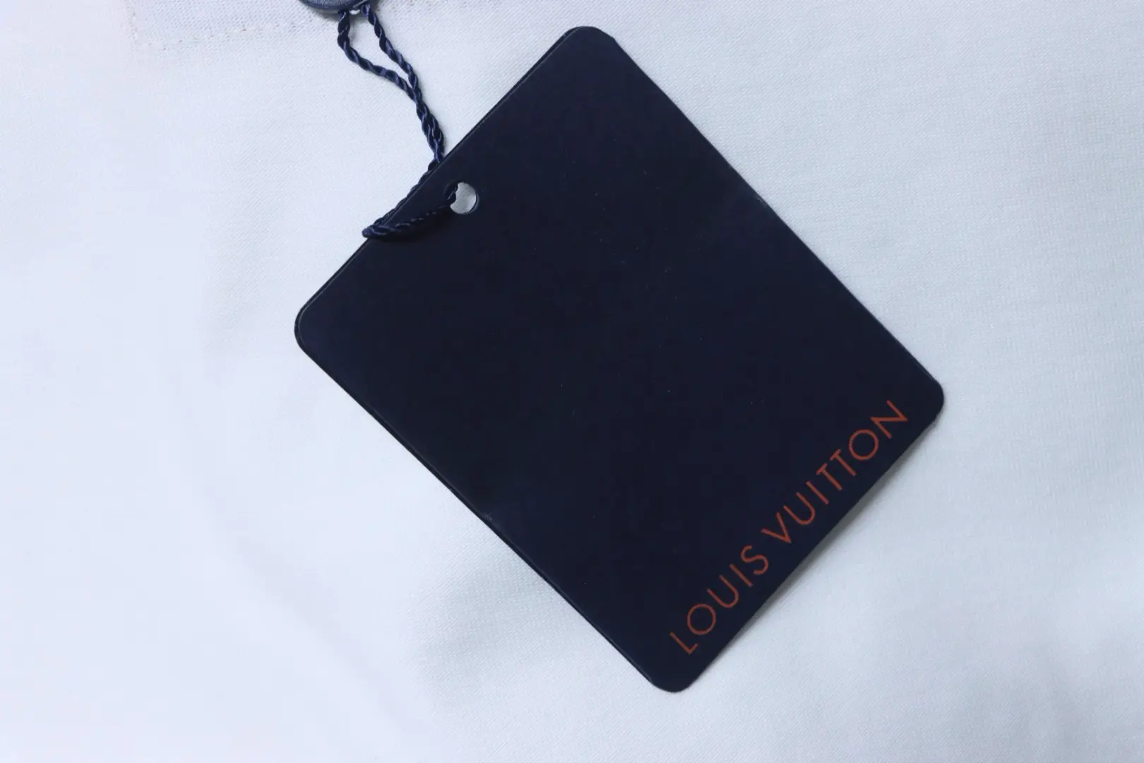 Kurzarm-T-Shirt mit dunklem Muster und gesticktem Monogramm-Logo – Bild 8