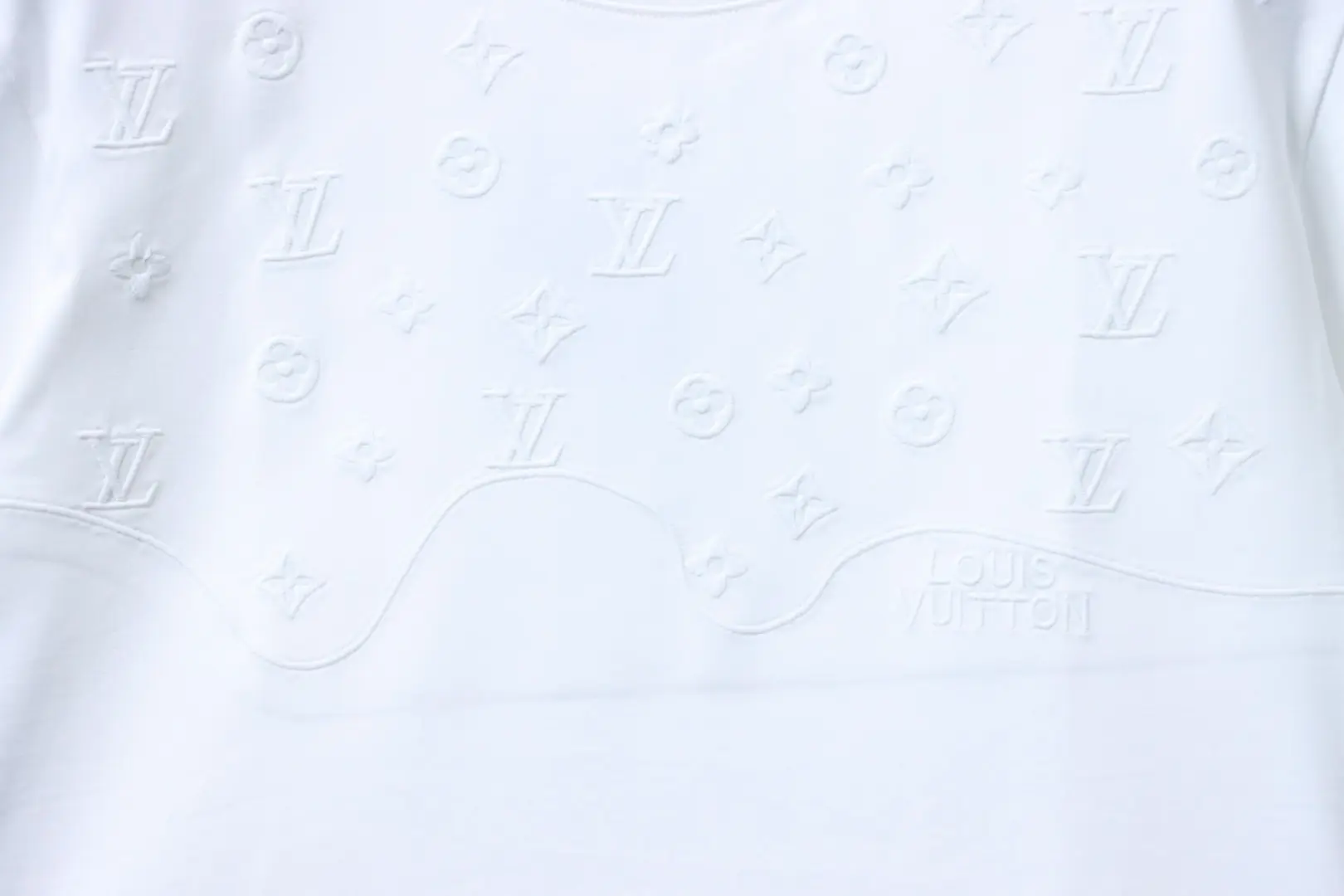 Kurzarm-T-Shirt mit dunklem Muster und gesticktem Monogramm-Logo – Bild 7