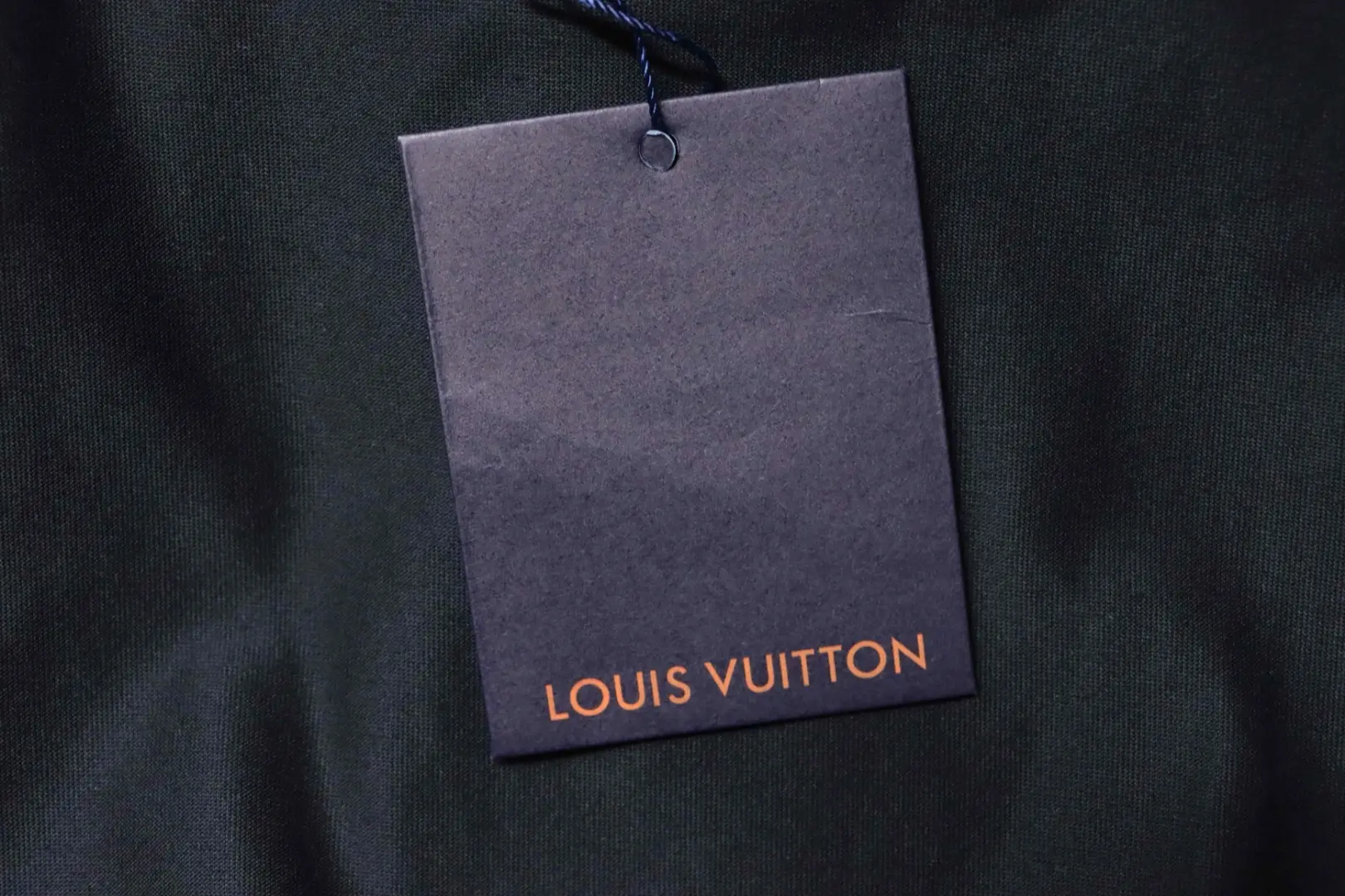 Kurzarm-T-Shirt mit durchgehendem Monogramm-Farbverlauf-Digitaldruck – Bild 10