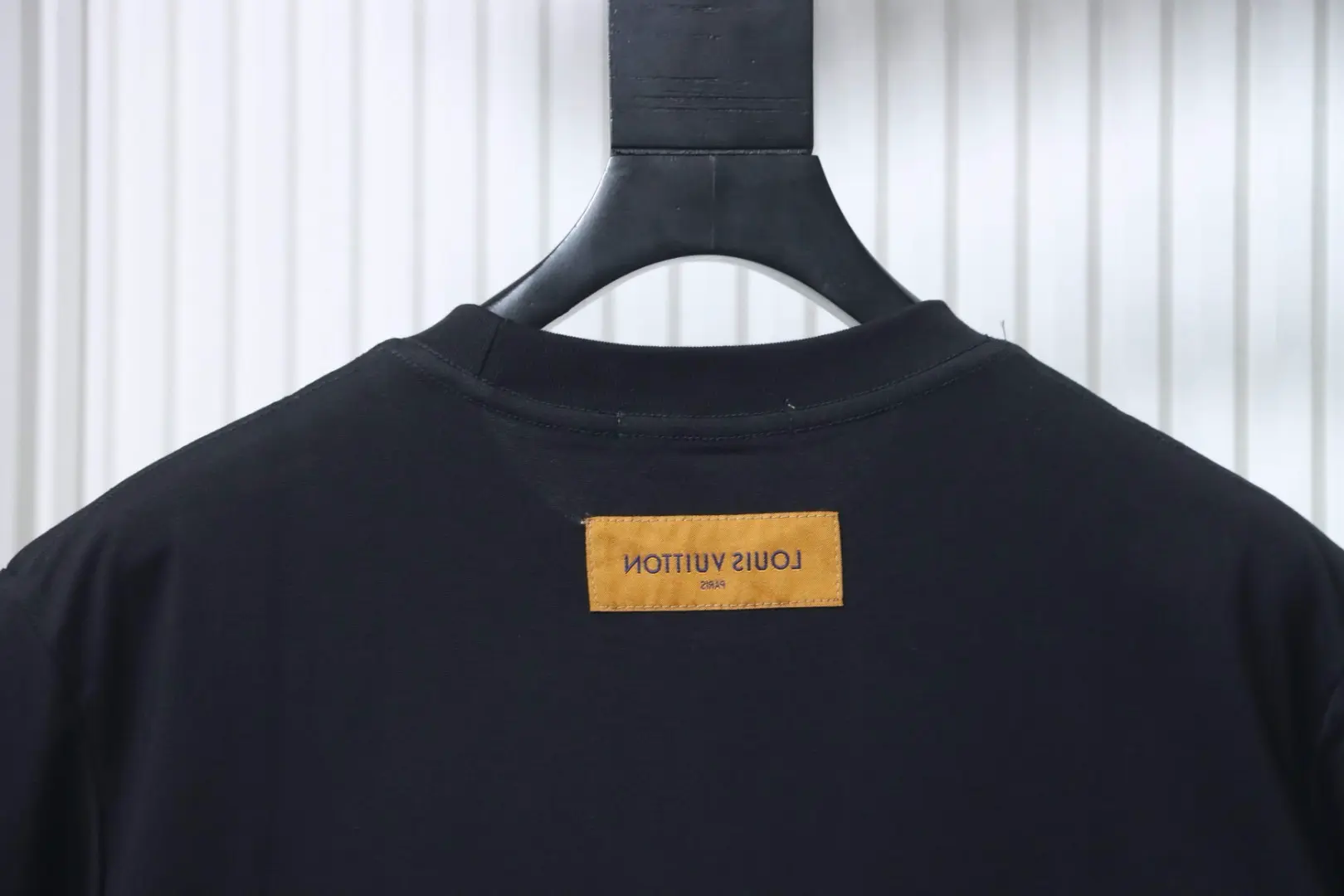 Kurzarm-T-Shirt mit durchgehendem Monogramm-Farbverlauf-Digitaldruck – Bild 4