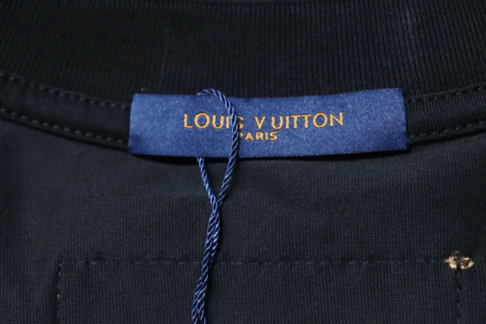 Kurzarm-T-Shirt mit durchgehendem Monogramm-Farbverlauf-Digitaldruck – Bild 9