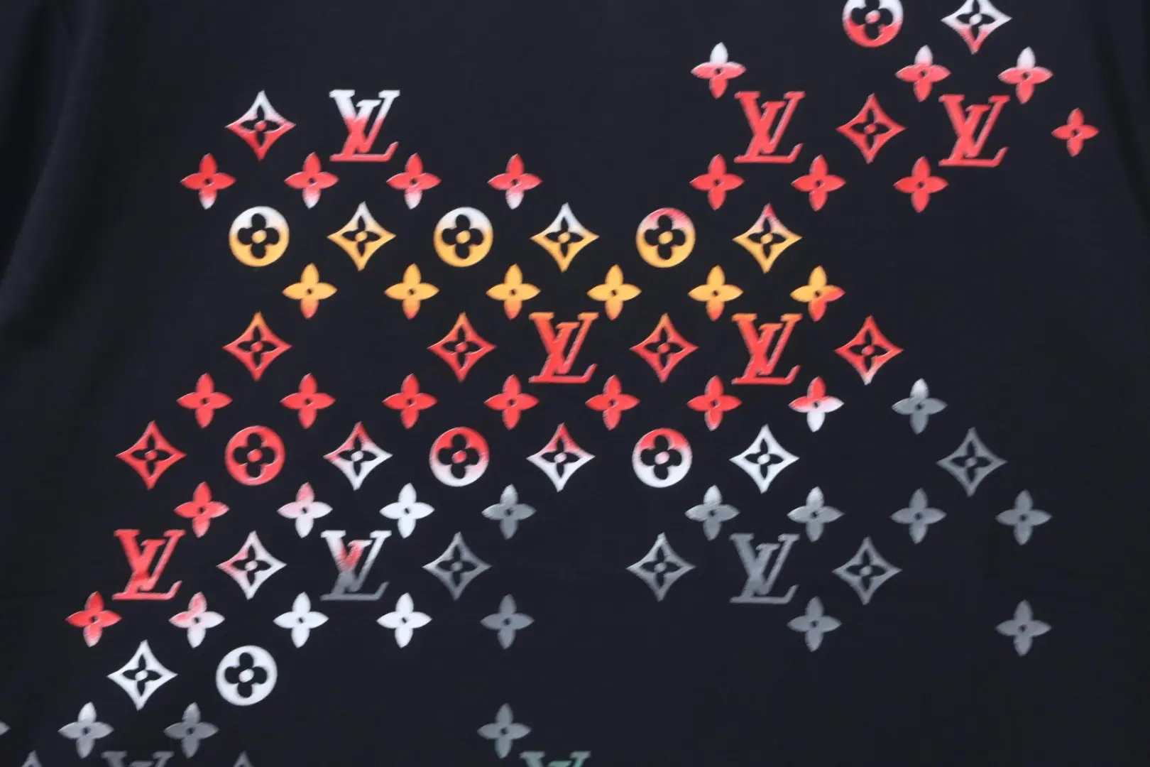 Kurzarm-T-Shirt mit durchgehendem Monogramm-Farbverlauf-Digitaldruck – Bild 7