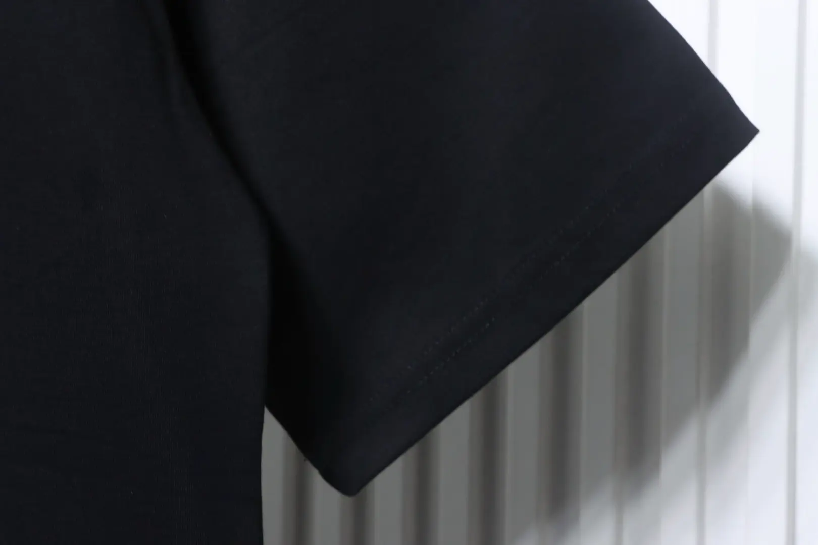 Kurzarm-T-Shirt mit durchgehendem Monogramm-Farbverlauf-Digitaldruck – Bild 6