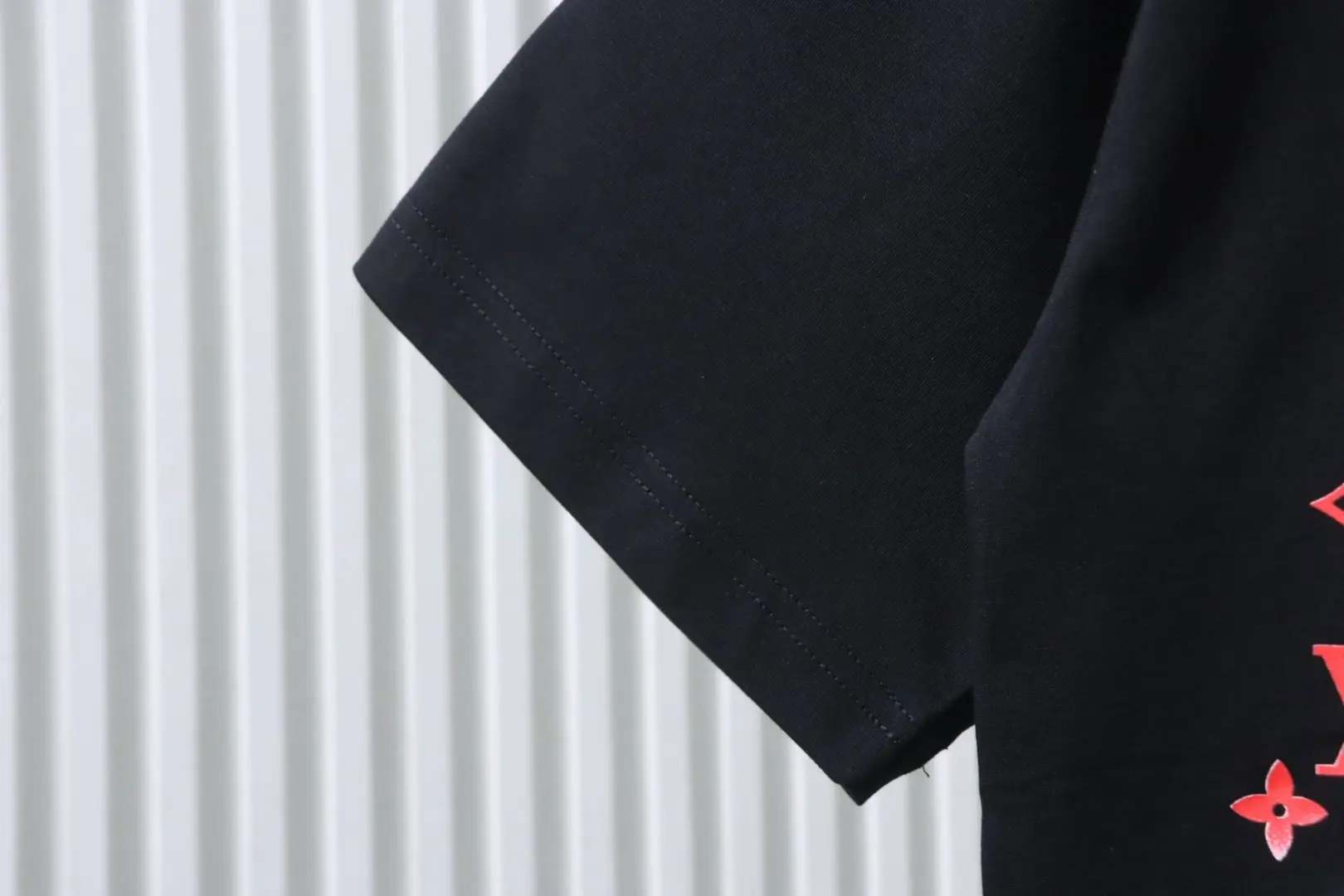 Kurzarm-T-Shirt mit durchgehendem Monogramm-Farbverlauf-Digitaldruck – Bild 5