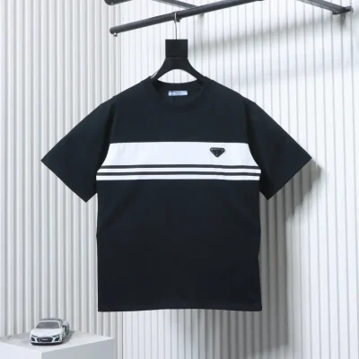 Kurzarm-T-Shirt mit gestreiftem Patchwork-Design und dreieckigem Logo