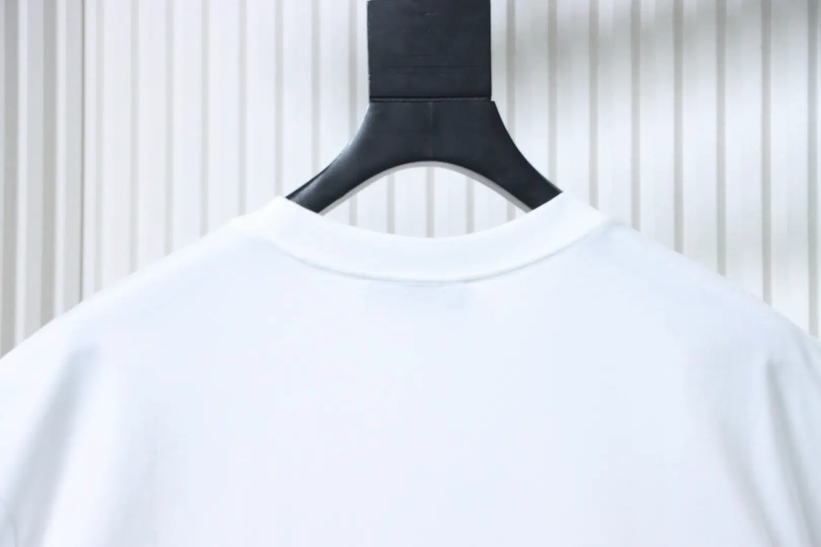 Kurzarm-T-Shirt mit großem Aufdruck – Bild 4