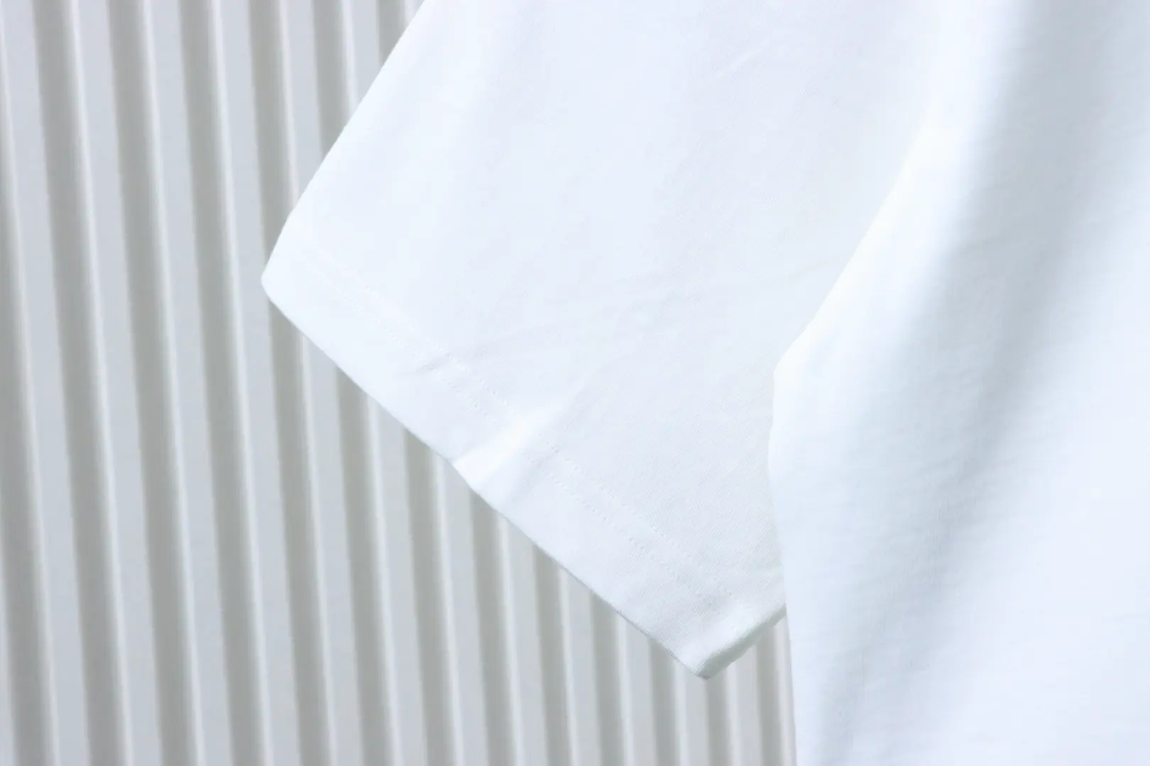 Kurzarm-T-Shirt mit großem Aufdruck – Bild 7