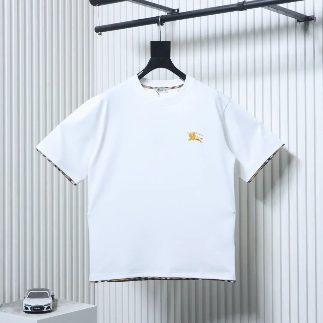 Kurzarm-T-Shirt mit kariertem Saum und besticktem Kriegspferd-Motiv – Bild 11