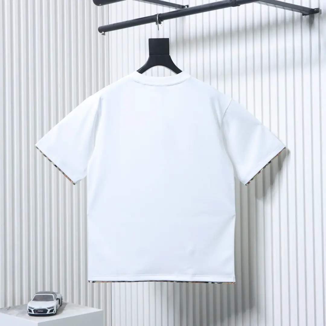 Kurzarm-T-Shirt mit kariertem Saum und besticktem Kriegspferd-Motiv – Bild 12