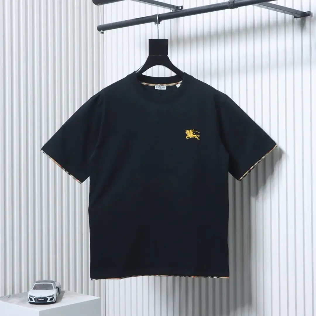 Kurzarm-T-Shirt mit kariertem Saum und besticktem Kriegspferd-Motiv