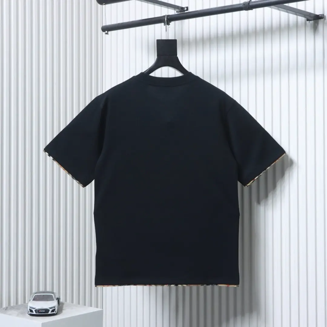 Kurzarm-T-Shirt mit kariertem Saum und besticktem Kriegspferd-Motiv – Bild 2