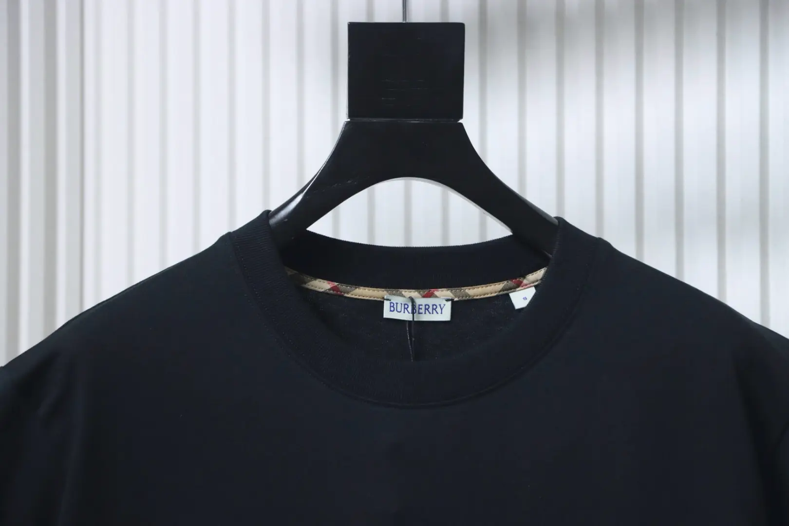 Kurzarm-T-Shirt mit kariertem Saum und besticktem Kriegspferd-Motiv – Bild 3