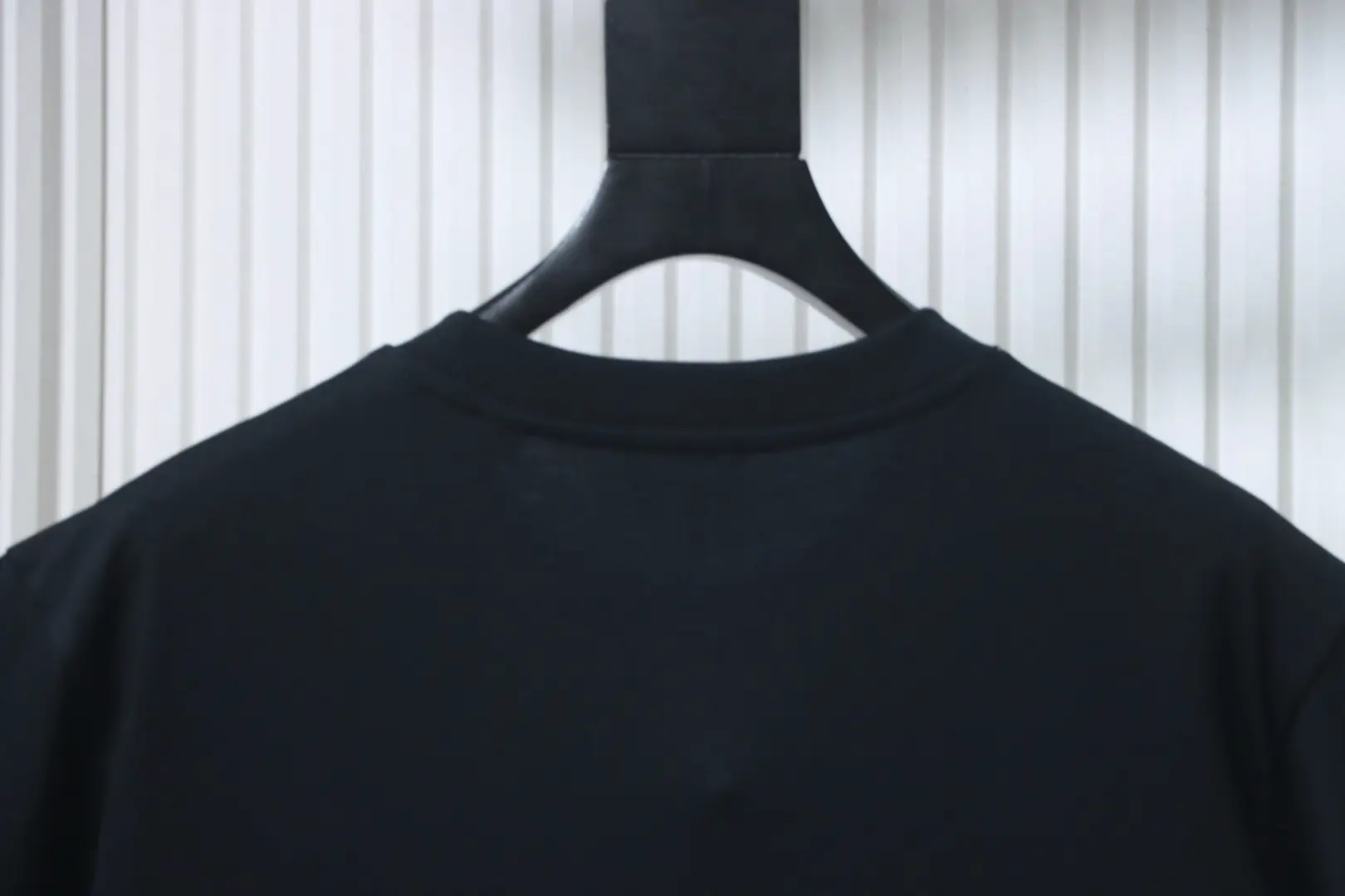 Kurzarm-T-Shirt mit kariertem Saum und besticktem Kriegspferd-Motiv – Bild 4