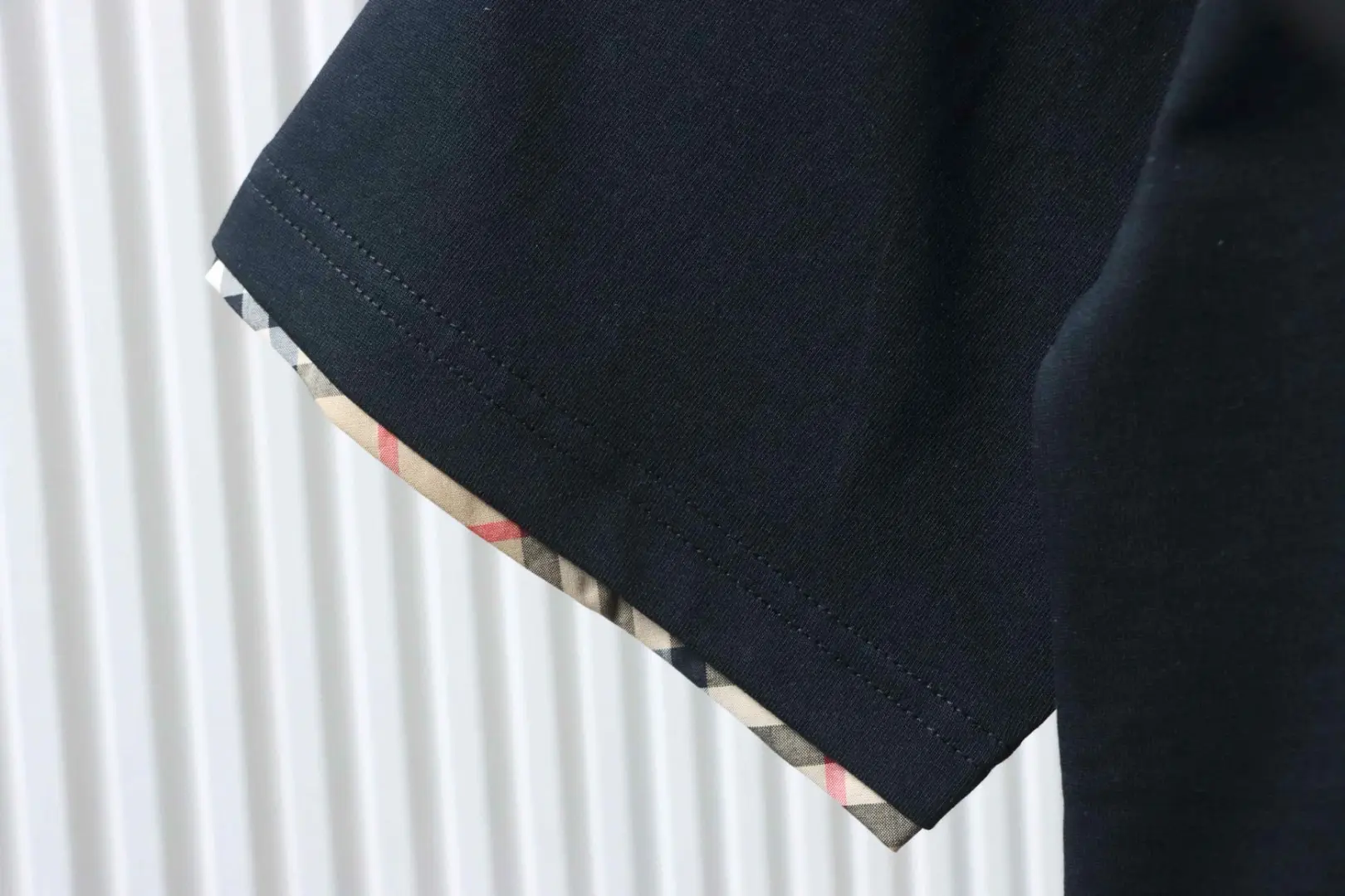 Kurzarm-T-Shirt mit kariertem Saum und besticktem Kriegspferd-Motiv – Bild 7