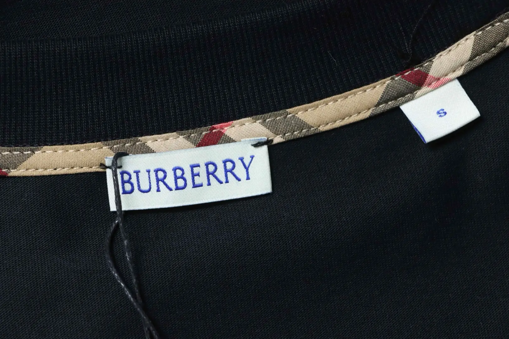 Kurzarm-T-Shirt mit kariertem Saum und besticktem Kriegspferd-Motiv – Bild 9