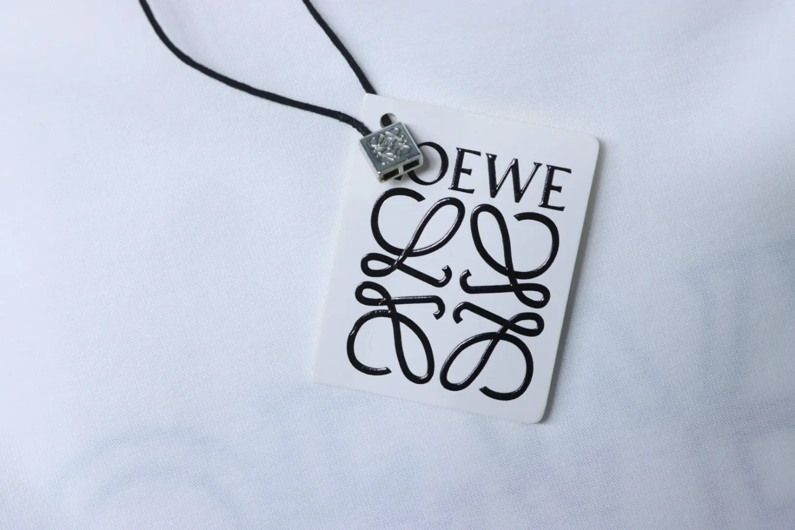 Kurzarm-T-Shirt mit unregelmäßigem, farblich abgesetztem Logo-Schaumdruck – Bild 11